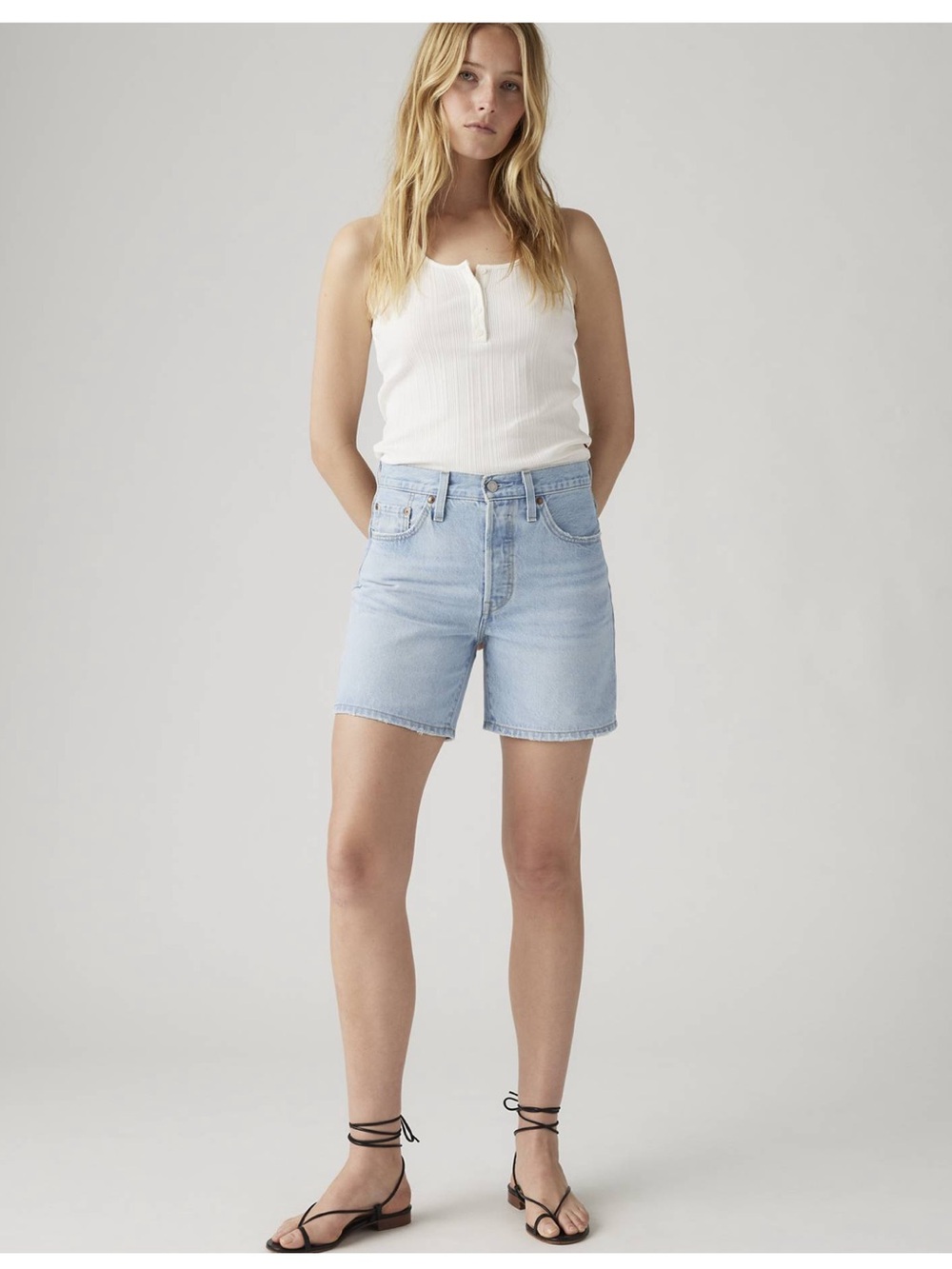 NWOT!! Levi’s Premium 501 Mid Thigh Shorts - Luxor Last - Size 33